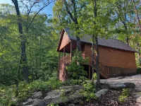 A cozy cabin in our little woodland village - access to pond & meadow