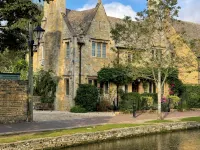 Fairlie Cottage Overlooks the River in Bourton-on-the-Water parking for 3 cars. - Homestays