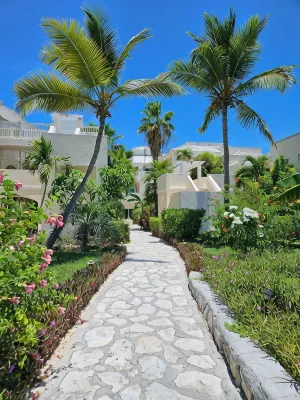 “Coastal Bliss: Stunning 2-Bedroom Condo with breathtaking Beach and Pool Views” - واي فاي