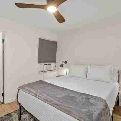 Family Condo with Queen Beds & Ocean Views from 3 Lanais! Rooms