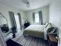 2-bedroom apartment in downtown Elkins with AC, a balcony, and WiFi. - 3つ星