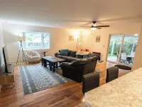 4 Bedroom Home, Fenced Yard and Hot Tub! Отели в г. Ландер