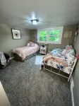 Beautifully remodeled 4 BR home w/ in-ground pool - Homestays
