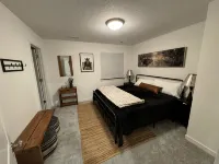 NEW Near UNI Modern Spotless Townhome - 4-Sterne