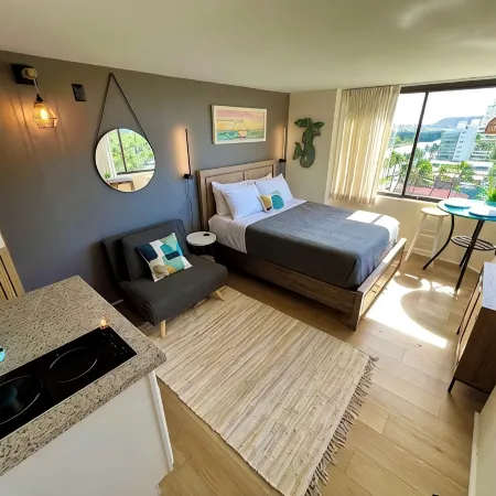 Waikiki Beach Designer Studio with Amazing Views