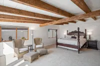 Vintage Classic Private Carefree Home