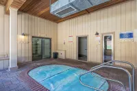 Mammoth Condo, 2 Beds+ 2 Baths, Next to Canyon Lodge-Mammoth Ski & Racquet Club - 4 tähden