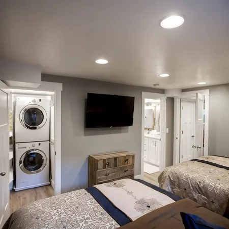 Vacation Bliss! Skier's Dream! Covered Hot Tub/Spa, Fire Pit, Mountain Views.