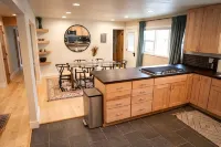 CLEAN, easy checkout. Close to downtown Bozeman, hiking, skiing, and MSU. - 4-Star