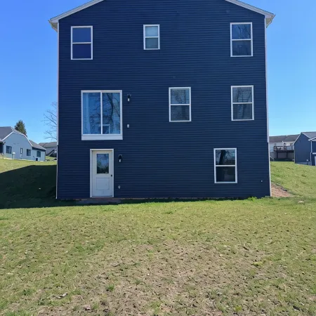 Charming 3-bedroom LED vibe cozy house with AC and WiFi in Steeple Chase.