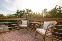 Couple's 2nd Story Lake House Retreat - Sup Boards + Bikes! - con encanto