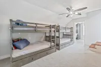 Luxury riverfront home w/ pool, fishing dock, & boat house w/ lift ! Sleeps 14 - Alojamientos
