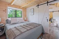 The Mighty Acorn, Bungalow is a delightful cozy tiny home in the woods. - Wi-Fi