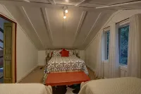 The Honey Pot- peaceful cabin -fireplace and deck - 무료 와이파이