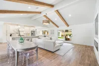 The Palm - East Beach Private Retreat - Saltwater Pool, Hot Tub, Beach Access! - 4성급