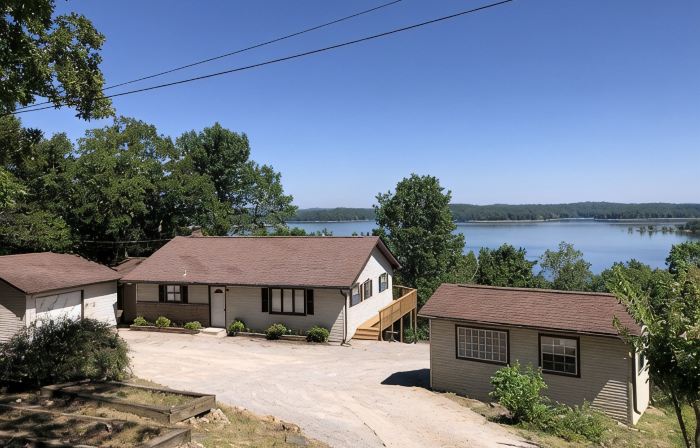 Great retreat!  Close to lake and marina