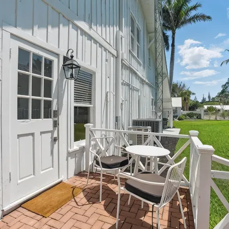 King Bedrooms, Two Blocks to Gulf, Shopping, and Dining in Old Naples