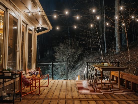 Private Mountain Retreat with Hot Tub Near the Gunks