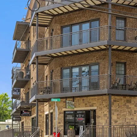 Beautiful Heart of Downtown Condo, Balcony, Amazing Views - Walk to Everything!