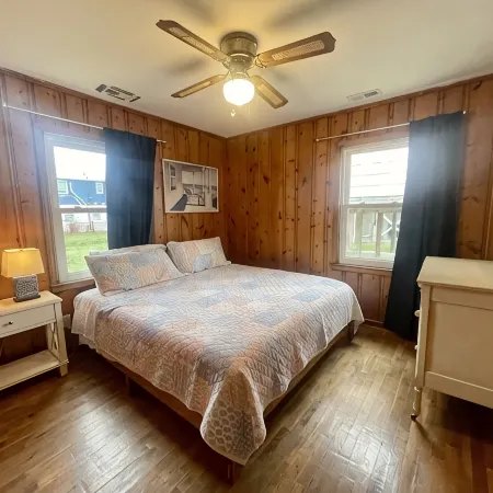 Classic Beach Bungalow in Excellent Location in Carolina Beach with AC, WiFi