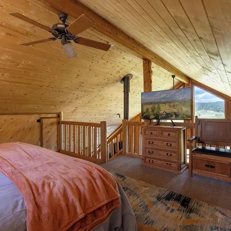Lux Hot Tub Cabin. Huge Views! 35 Acres! Stargazing/Hiking Retreat! No Pet Fees!