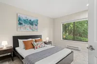 Modern Downtown Bellevue Condo, Free Parking - Pool