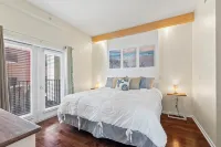 European Village Beach Retreat, minutes from the beach and local attractions! - balcony