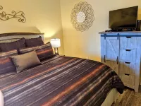 Luxury Riverfront spacious Condo in Perfect Location near Tanger Outlets - 부티크