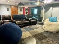 Family fun House - large fenced in backyard, Theater, Bean bag Lounge - واي فاي