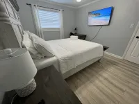 Tropical Backyard Heated Pool House Close to Beach - 4성급