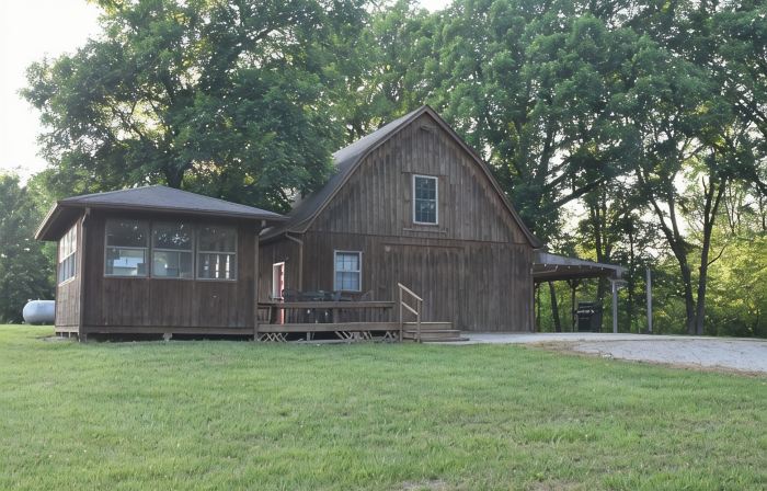 Rut & Strut Ranch - 35 minutes from Mark Twain Lake! Quiet Cabin in the woods