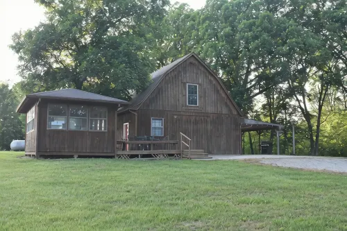 Rut & Strut Ranch - 35 minutes from Mark Twain Lake! Quiet Cabin in the woods - Wifi