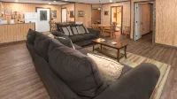Mid- Lake home, perfect for a group w/ lots of boat and truck parking - Hytter