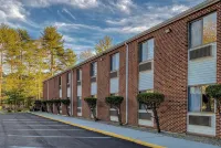 Days Inn by Wyndham Brunswick Bath Area - parking