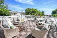 Cozy cottage with rooftop deck, fire pit, hot tub & community boat dock and cove - Wi-Fi