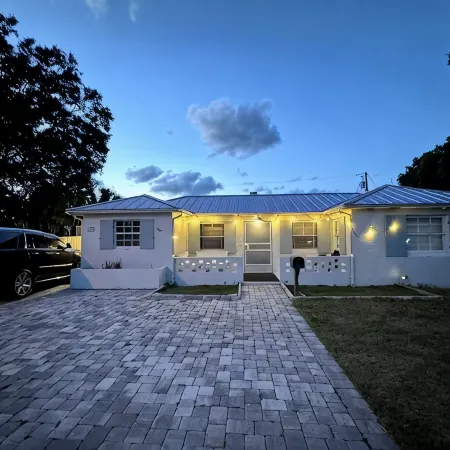 New- House in Gorgeous Melbourne Downtown on Main Street.