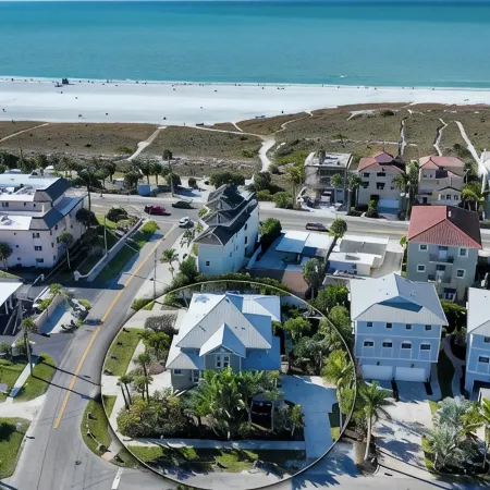 Steps to Siesta Beach / Chic Studio / Pool & Patio