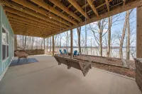Cozy Lakehouse w/ Fire Pit & Bed Swing Near Mammoth Cave National Park - 3-Sterne