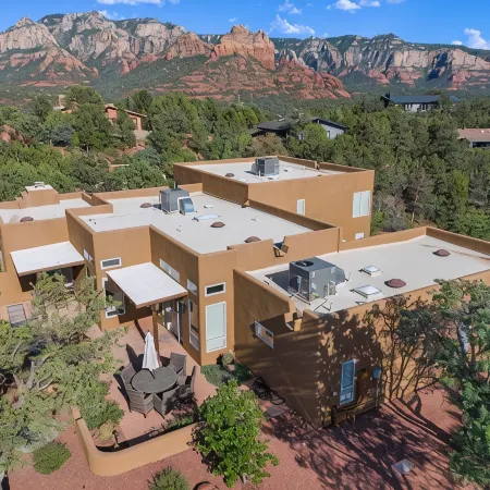 🏜UPTOWN with Red Rock Views! Walk to Shops & Eateries//Hike/Hot tub/EV hookup