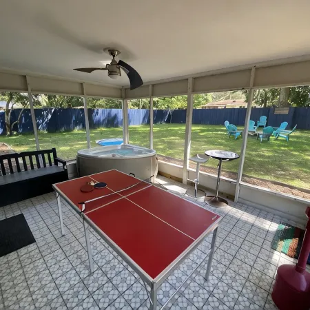 Relaxing FUN Home- short walk to Rainbow River