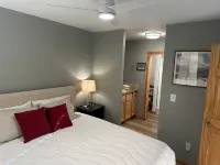 Perfect Location! - EV charger, downtown, shuttle, + private hot tub & garage! - バルコニー