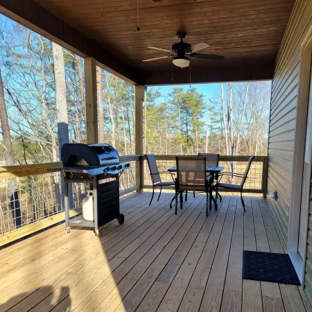 New cabin- access to horse trails, Pilot Mtn & Hanging Rock St. Pks