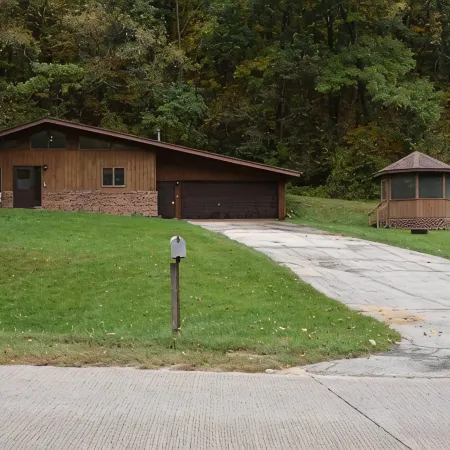 Bluff Cabin Near Mississippi River with Gazebo, Fire Pit and Easy Trail Access