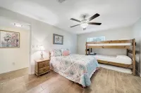 Lakefront home on Lake Kerr near Salt Springs with large porch and great yard - Chalets