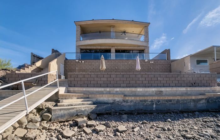 Riverfront with private dock, river views from every room & arcade games!