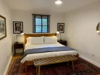 IN TOWN! 2 Blocks From Main Street. 2 Bedrooms/2 Baths. Free WiFi. Sleeps 4. - 3-Star