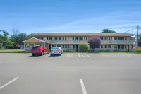 Ludington Pier House - parking