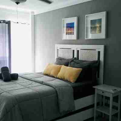 Beautiful 2 bedroom unit, free wifi, pool 3 minutes walk from beach Rooms