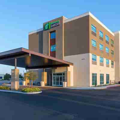 Holiday Inn Express Visalia - Sequoia Gateway Area Hotel Exterior