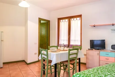 Glorious Residence Le Pavoncelle una camera da letto per quattro persone num1452 Hotel in zona Madonna della Neve
